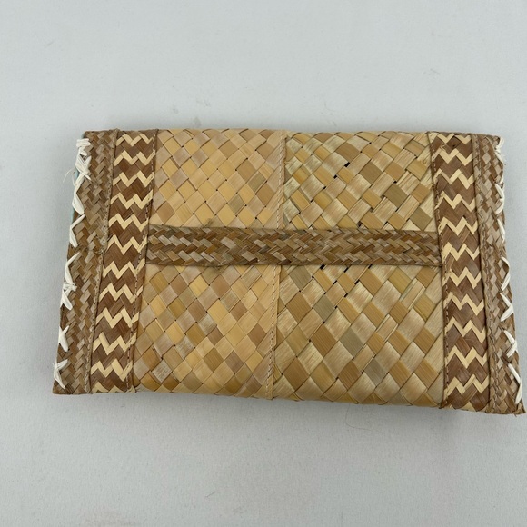 Vintage Wicker Clutch with Shell Decoration - Picture 4 of 8